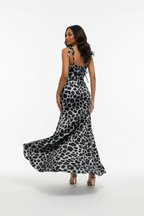Robe maxi imprimé léopard Black-Coat - vue arrière complète montrant le dos de la robe, les bretelles nouées et la coupe ajustée pour une silhouette féminine sophistiquée
