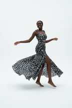 Robe maxi léopard Black-Coat portée en contexte lifestyle - vue d'ensemble finale montrant tous les détails : motif léopard, fente latérale, bretelles nouées et silhouette maxi pour un style féminin audacieux chic et abordable complet
