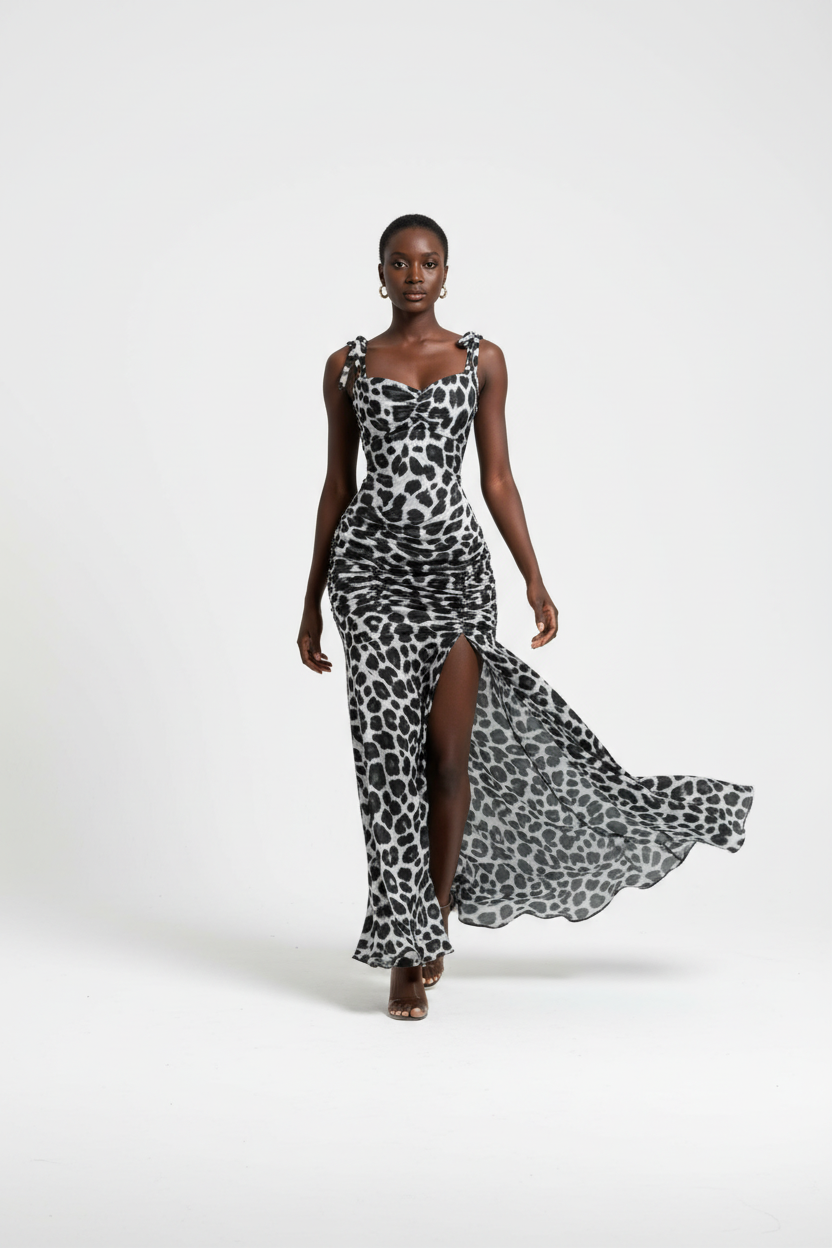 Robe léopard Black-Coat en mouvement dynamique - mannequin en marche montrant la fluidité du tissu, le balancement de la jupe maxi et l'élégance du motif animal, mode féminine accessible
