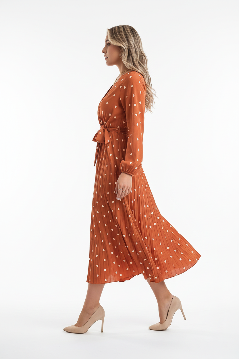 Robe midi à pois terracotta avec nœud frontal - vue de profil révélant la silhouette flatteuse, la taille marquée par le nœud ajustable et la longueur midi élégante - BLACK-COAT
