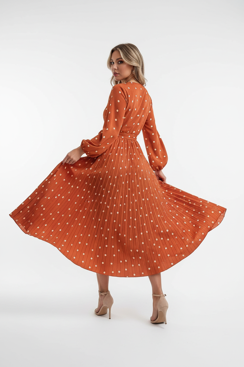 Robe midi à pois terracotta - vue trois-quarts dos dévoilant le détail du nœud frontal, la structure de la jupe plissée et la coupe fluide du vêtement - BLACK-COAT
