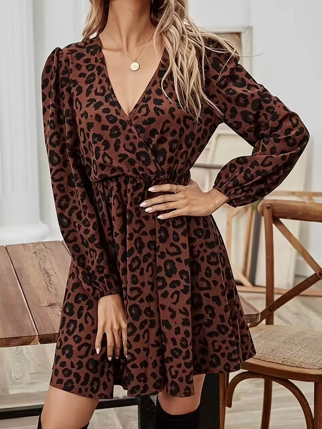 Mini robe imprimé léopard avec décolleté V et manches longues, motif animal print audacieux, encolure en V, manches longues ajustées, longueur mini, vue de face montrant l'imprimé léopard tendance et le décolleté V
