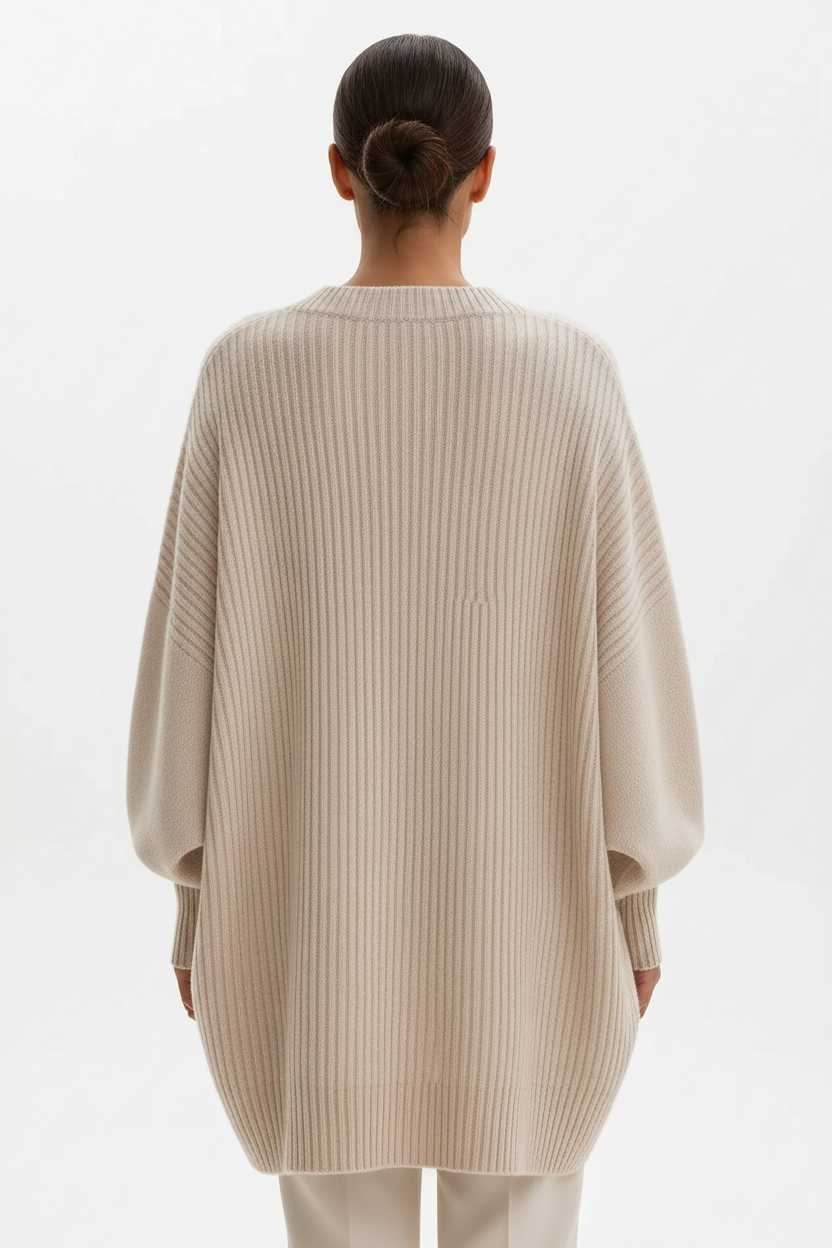 Pull oversize manches chauve-souris col rond beige crème - vue arrière montrant la coupe oversize décontractée depuis l'arrière, manches chauve-souris, détails côtelés visibles, texture tricot douce, design dos élégant - BLACK-COAT