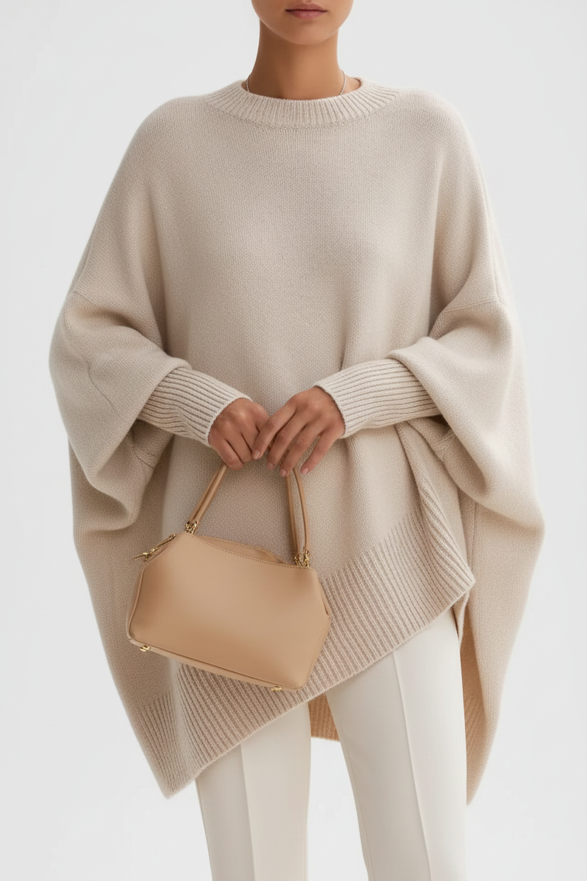  Pull oversize manches chauve-souris col rond beige crème - vue de face montrant la coupe oversize ample tendance, manches chauve-souris uniques créant silhouette dramatique, détails côtelés élégants poignets et ourlet, col rond classique, texture tricot douce - BLACK-COAT