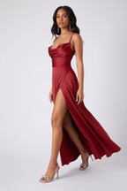 Robe Black-Coat - vue trois-quarts avec mannequin  en marche montrant le mouvement gracieux et la silhouette flatteuse, vêtement élégant tendance abordable
