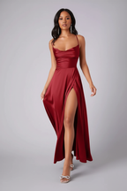 Robe Black-Coat portée par mannequin noire - vue de face en mouvement montrant la silhouette élégante et les détails sophistiqués, mode féminine premium accessible
