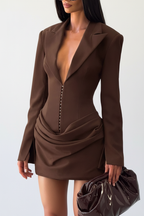 "Robe blazer marron chocolat - vue trois-quarts face angle montrant la profondeur et dimension de la robe, col tailleur structuré, décolleté V avec boutons dorés, jupe drapée sophistiquée, fond blanc studio BLACK-COAT"