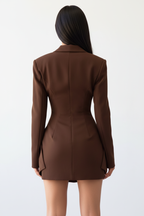 "Robe blazer marron chocolat - vue arrière dos montrant le design du dos de la robe blazer, coupe ajustée cintrée, manches longues structurées, jupe mini drapée, fond blanc studio BLACK-COAT"