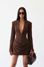 "Robe blazer marron chocolat - vue de face complète montrant col tailleur revers profond décolleté V plongeant, rangée de boutons décoratifs dorés sur le devant, manches longues ajustées, jupe mini drapée sophistiquée, silhouette complète mannequin, fond blanc studio professionnel BLACK-COAT"