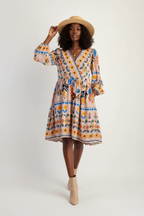  Robe Bohème Imprimé Floral Black-Coat apricot beige - vue en marche illustrant l'élégance bohème et l'allure confiante