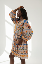  Robe Bohème Imprimé Floral Black-Coat apricot beige - vue de profil dévoilant la silhouette bohème et les manches longues
