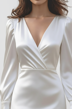 Robe cache-cœur manches longues blanc ivoire satin - détail rapproché de l'encolure cache-cœur en V flatteuse mettant en valeur le décolleté délicatement, construction cache-cœur sophistiquée, texture satin luxueuse, qualité du tissu - BLACK-COAT