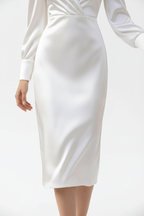 Robe cache-cœur manches longues blanc ivoire satin - détail rapproché de l'ourlet et longueur genou montrant le drapé fluide élégant du tissu satin en bas de robe, finition soignée de l'ourlet, qualité du tissu, tombé gracieux - BLACK-COAT