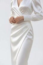 Robe cache-cœur manches longues blanc ivoire satin - détail rapproché de la taille définie montrant le détail cache-cœur sculptant la silhouette, drapé fluide du satin, proportions harmonieuses créées par la ceinture - BLACK-COAT