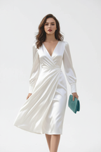 Robe cache-cœur manches longues blanc ivoire satin - vue en mouvement montrant le drapé fluide naturel du tissu satin, mouvement élégant gracieux, confort et sophistication du vêtement porté activement - BLACK-COAT