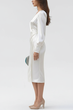 Robe cache-cœur manches longues blanc ivoire satin - vue de profil latéral montrant la silhouette flatteuse allongée, drapé élégant du tissu satin fluide, taille définie créant des proportions harmonieuses, coupe sophistiquée - BLACK-COAT