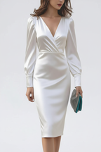 Robe cache-cœur manches longues blanc ivoire satin - vue trois-quarts à 45 degrés montrant la dimension complète du vêtement, encolure en V flatteuse, manches longues, taille définie, élégance intemporelle polyvalente - BLACK-COAT

