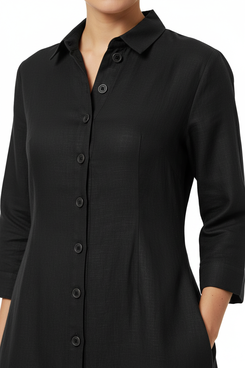 Robe chemise noire longue - gros plan sur le col classique, le boutonnage frontal et la poche latérale avec détails de finition - BLACK-COAT