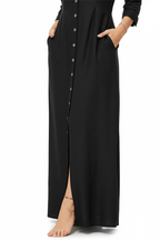 Robe chemise noire longue - gros plan sur la fente latérale et l'ourlet permettant une liberté de mouvement optimale - BLACK-COAT