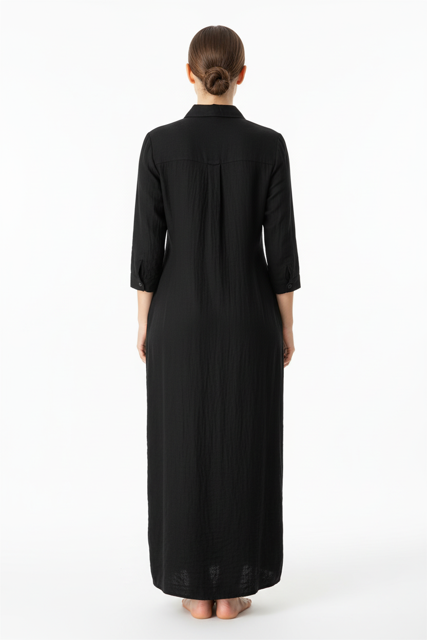 Robe chemise noire longue avec boutonnage frontal, col classique et manches trois-quarts - vue de dos montrant la coupe fluide et les finitions soignées - BLACK-COAT