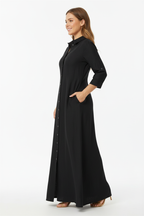 Robe chemise noire longue avec boutonnage frontal et manches trois-quarts - vue de profil opposé montrant la coupe flatteuse et la longueur élégante - BLACK-COAT