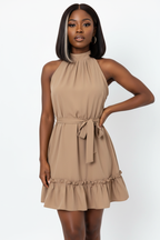  Mannequin portant la Robe Col Halter Ourlet Volants Black-Coat beige khaki - vue de face montrant le col halter et la ceinture
