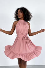  Robe Col Halter Ourlet Volants Black-Coat rose en mouvement - capture dynamique montrant l'ourlet à volants