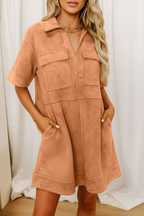 Robe femme col Johnny manches courtes poches ocre terracotta - pose casual mains dans les poches démontrant la fonctionnalité pratique, style décontracté élégant, confort et liberté de mouvement - BLACK-COAT