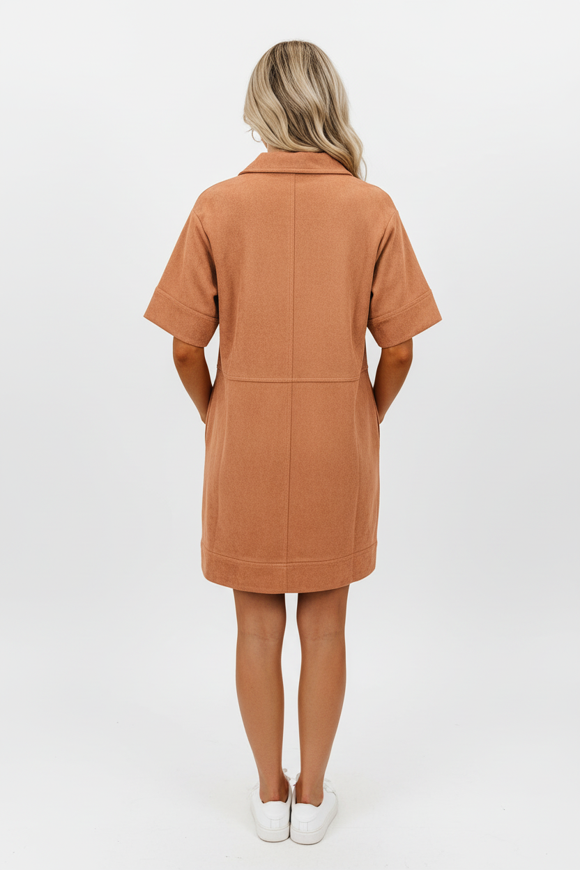 Robe femme col Johnny manches courtes poches ocre terracotta - vue arrière montrant le col Johnny depuis l'arrière, manches courtes, tissu polyester qualité, design dos élégant, finition soignée - BLACK-COAT