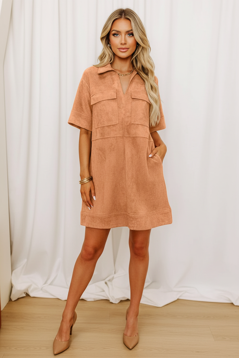  Robe femme col Johnny manches courtes poches ocre terracotta - vue de face montrant le col Johnny élégant rétro-chic, manches courtes pratiques féminines, poches latérales fonctionnelles, tissu polyester qualité, coupe flatteuse - BLACK-COAT