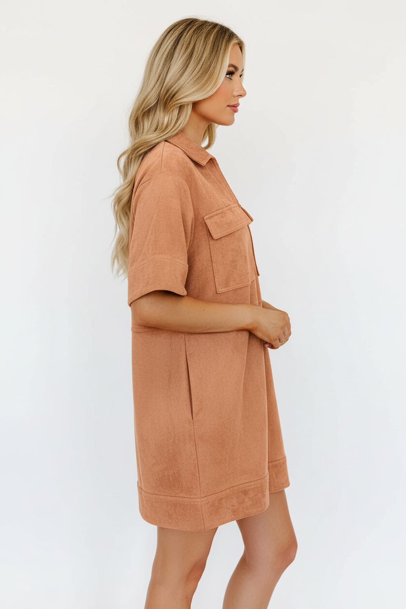 Robe femme col Johnny manches courtes poches ocre terracotta - vue de profil latéral montrant le col Johnny visible depuis le côté, manches courtes, poches latérales, silhouette flatteuse élégante, style rétro-chic - BLACK-COAT