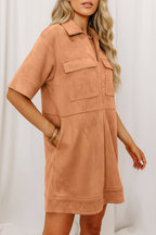 Robe femme col Johnny manches courtes poches ocre terracotta - vue trois-quarts à 45 degrés montrant la dimension complète du vêtement, col Johnny, manches courtes, poches latérales, polyvalence élégante - BLACK-COAT