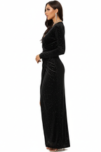 Robe de soirée noire à paillettes avec décolleté plongeant, manches longues et fente latérale - vue de profil révélant la coupe cintrée et le drapé élégant - BLACK-COAT