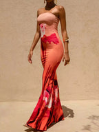 Robe bodycon tube BLACK-COAT - vue de profil révélant la coupe sculpturale flatteuse, la fente qui allonge la jambe, le tombé impeccable du polyester et la sophistication audacieuse de cette pièce statement
