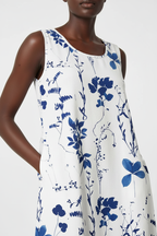 Robe midi imprimé floral bleu Black-Coat - détail rapproché du décolleté rond et des poches latérales fonctionnelles