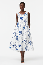 Robe midi imprimé floral bleu Black-Coat - vue diagonale en mouvement illustrant le dynamisme et la légèreté de la robe 