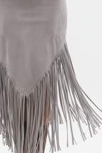 Robe grise en daim - gros plan sur les longues franges à l'ourlet et la texture daim luxueuse du tissu - BLACK-COAT

