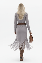 Robe grise en daim avec fermeture éclair frontale, poches poitrine et longues franges - vue de dos montrant la coupe cintrée et les finitions soignées - BLACK-COAT