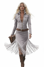 Robe grise en daim avec fermeture éclair et longues franges - pose dynamique en mouvement révélant le mouvement spectaculaire des franges et la fluidité de la robe - BLACK-COAT

