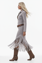 Robe grise en daim avec fermeture éclair et longues franges - vue de profil opposé montrant la symétrie et l'élégance de la coupe - BLACK-COAT