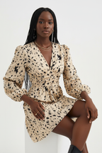  Robe mini imprimé léopard Black-Coat - vue assise démontrant le confort et le drapé de la jupe évasée 