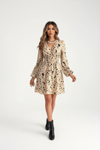 Robe mini imprimé léopard Black-Coat - vue de face montrant le décolleté en V profond et les manches ballon romantiques 