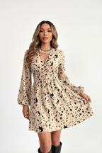  Robe mini imprimé léopard Black-Coat - vue pleine longueur montrant la silhouette complète et la longueur mini flatteuse