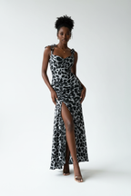 Robe maxi léopard Black-Coat portée en pose décontractée - mannequin montrant la polyvalence du style et le confort élégant de cette pièce sophistiquée à prix doux
