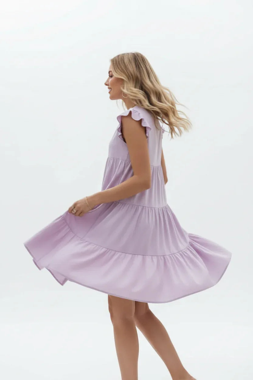 "Robe à volants étagés lilas avec manches papillon - vue latérale en rotation montrant le mouvement fluide des quatre niveaux de volants - BLACK-COAT"