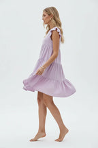 "Robe à volants étagés lilas avec manches papillon - vue de profil complet montrant la silhouette latérale et les détails des manches - BLACK-COAT"