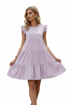 "Robe à volants étagés lilas avec manches papillon - vue diagonale avant en marche montrant l'élégance de la coupe empire et des volants - BLACK-COAT"