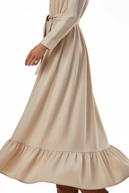 Robe longue ceinture à nouer avec volants kaki beige - détail rapproché de l'ourlet à volants romantique en bas, volants créant mouvement gracieux féminin, texture du tissu, drapé élégant - BLACK-COAT