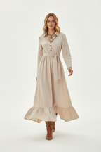  Robe longue ceinture à nouer avec volants kaki beige - vue en mouvement montrant les volants créant mouvement gracieux romantique à chaque pas, drapé fluide du tissu maxi, féminité élégante en action - BLACK-COAT