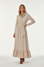 Robe longue ceinture à nouer avec volants kaki beige - pose confiante élégante montrant la silhouette flatteuse créée par la ceinture ajustable, volants romantiques féminins, élégance polyvalente pour toutes occasions - BLACK-COAT